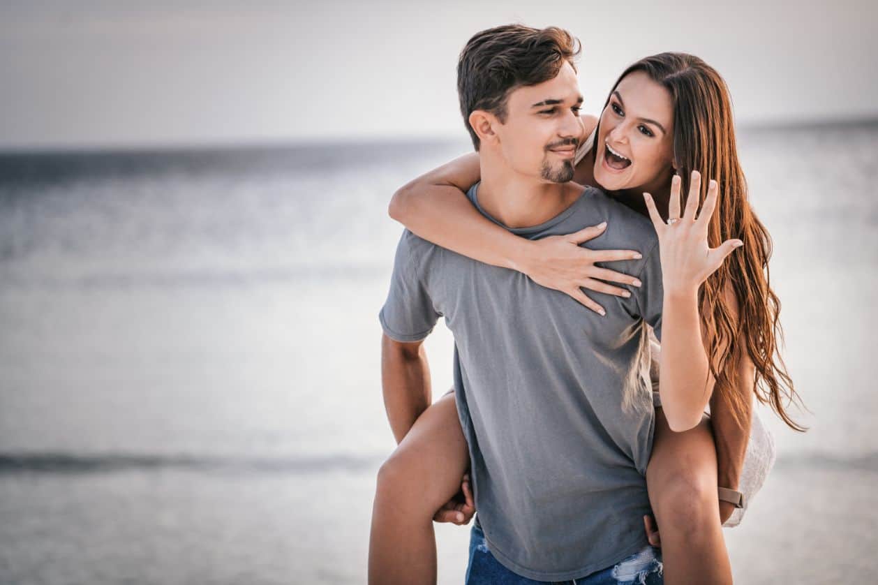 Super Cute Poses for Couples Photos to Show Your Love ...