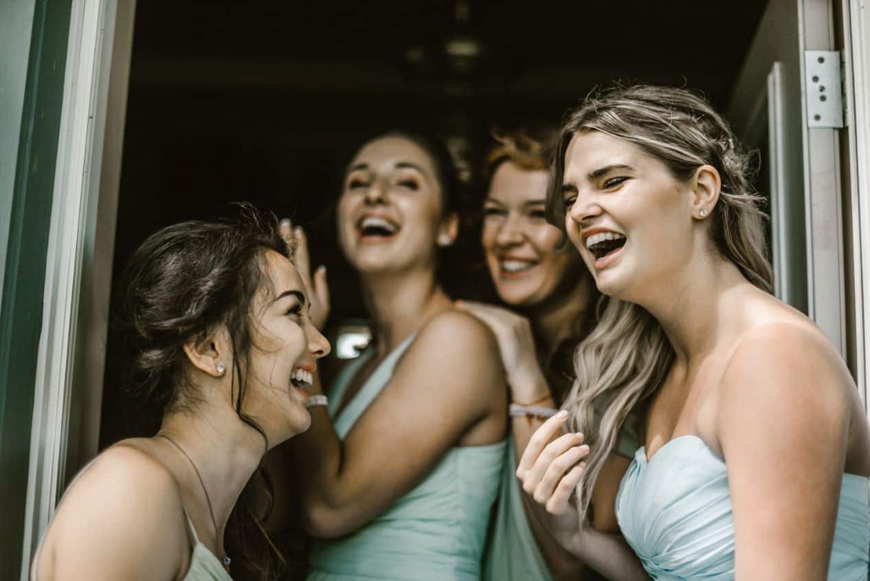 0 7 Ways Your Wedding Can End Friendships